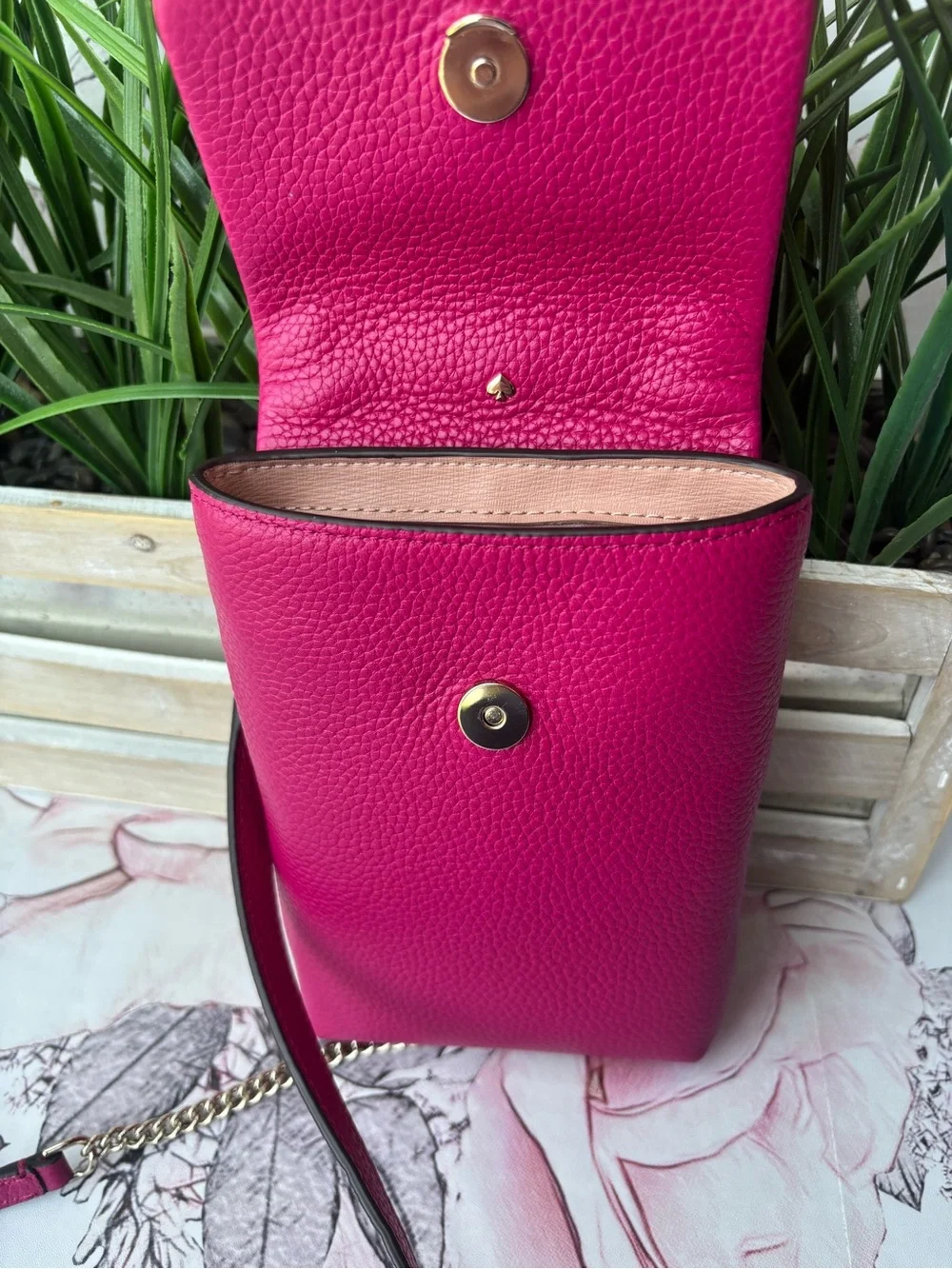 LIKE NEW Kate Spade Pebbled Leather Crossbody in Hot Pink with Gold Chain